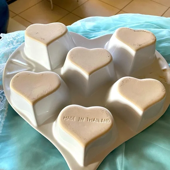 BLUE SPONGE HEART MUFFIN PAN - Picture 5 of 5